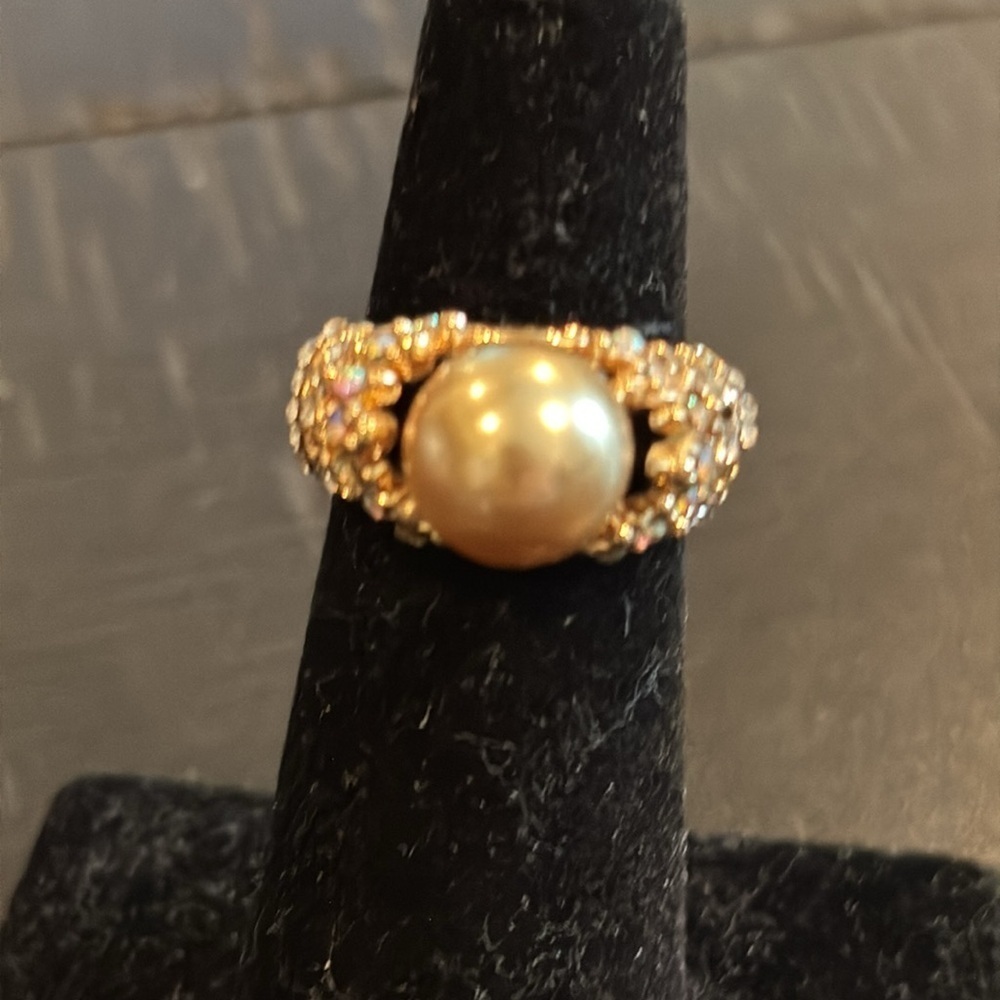 Boutique Pearl Cubic Zirconia Gold Tone Elegant Ring​​​​​​​​​​​​​​​​​​​​